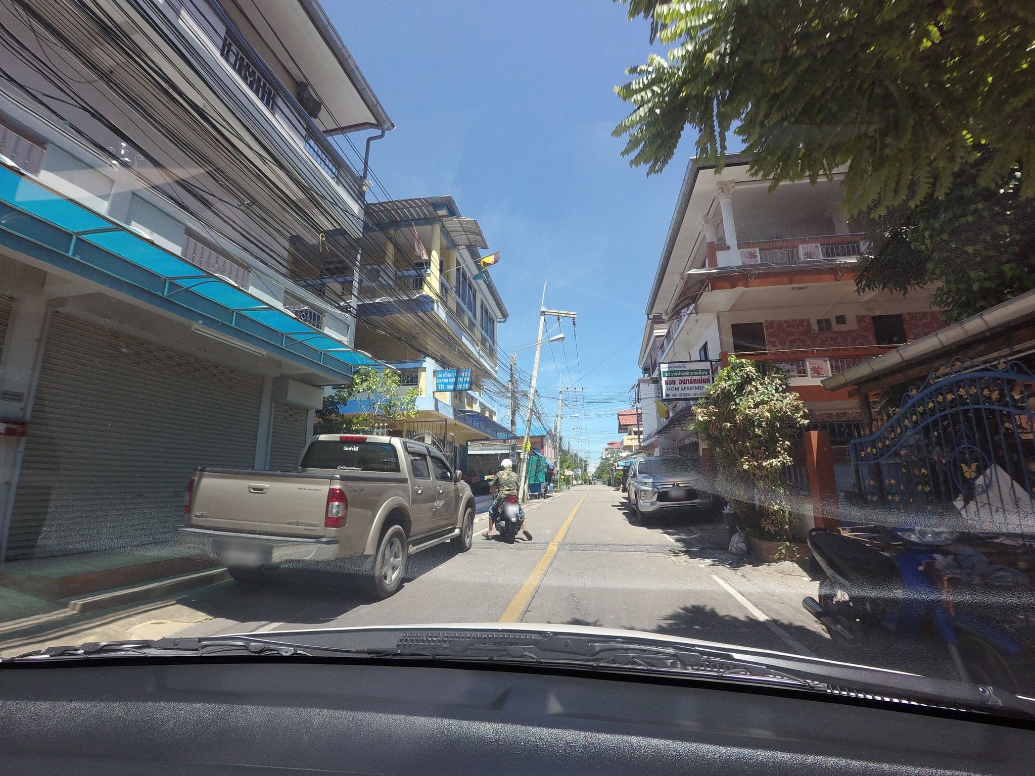 Street view near Tuschapol Apartments, Pattaya