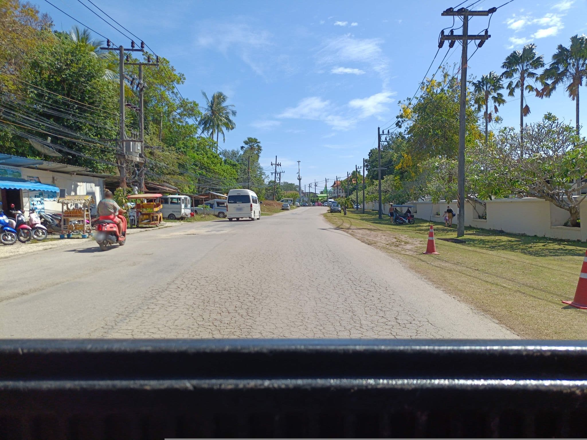 Street view near Rawi Warin Resort, Ko Lanta — © skillsy (CC BY-SA · Mapillary)