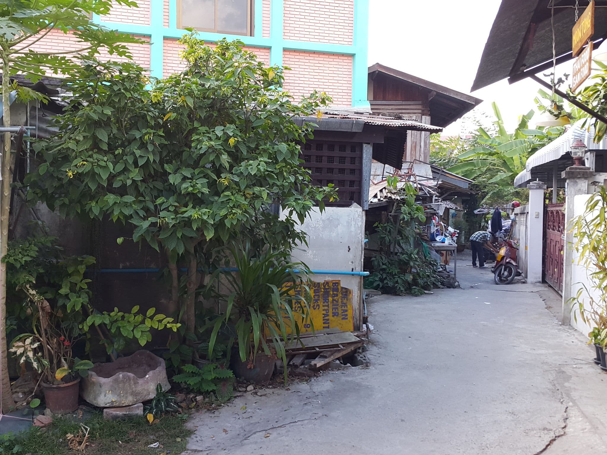 Street view near The Chiangmai Nest, Chiang Mai — © jrcarlsen (CC BY-SA · Mapillary)