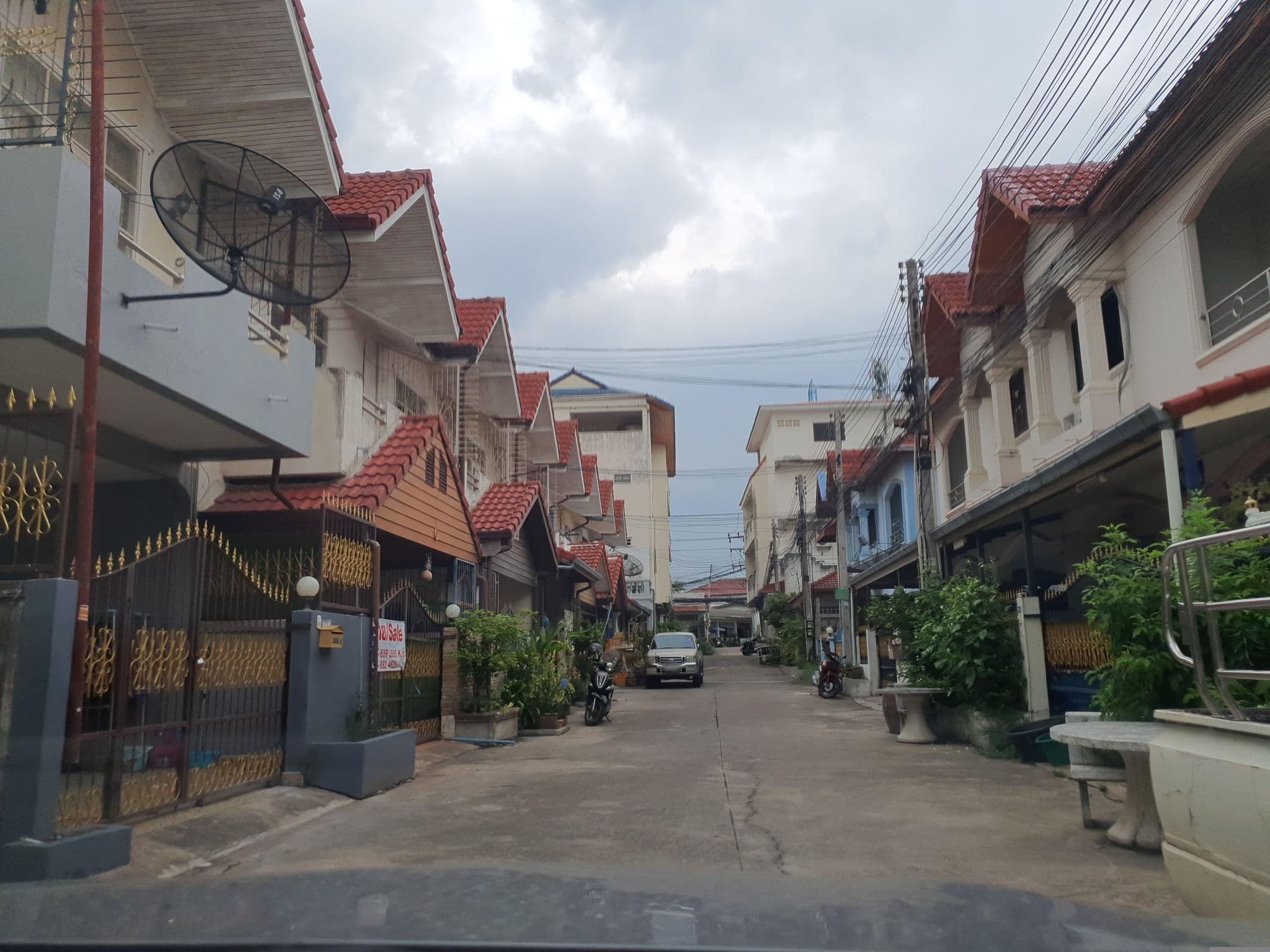 Street view near LK Pearl Place, Pattaya — © jrcarlsen (CC BY-SA · Mapillary)