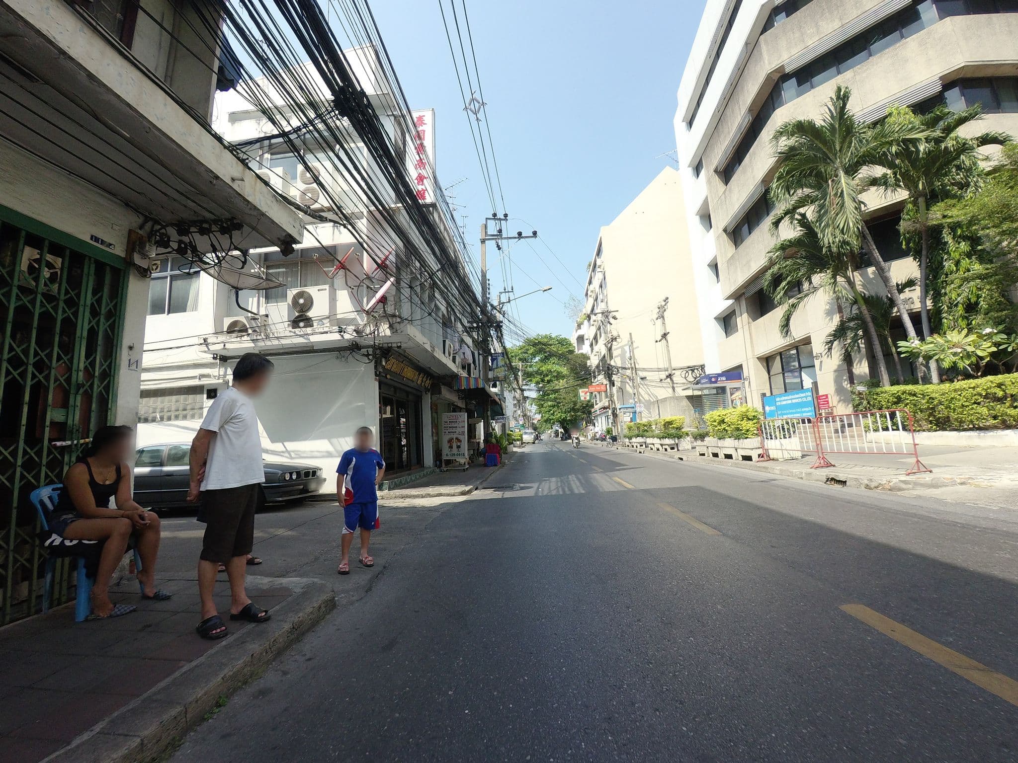 Street view near Bed Bangkok Hostel, Makkasan — © mishari (CC BY-SA · Mapillary)
