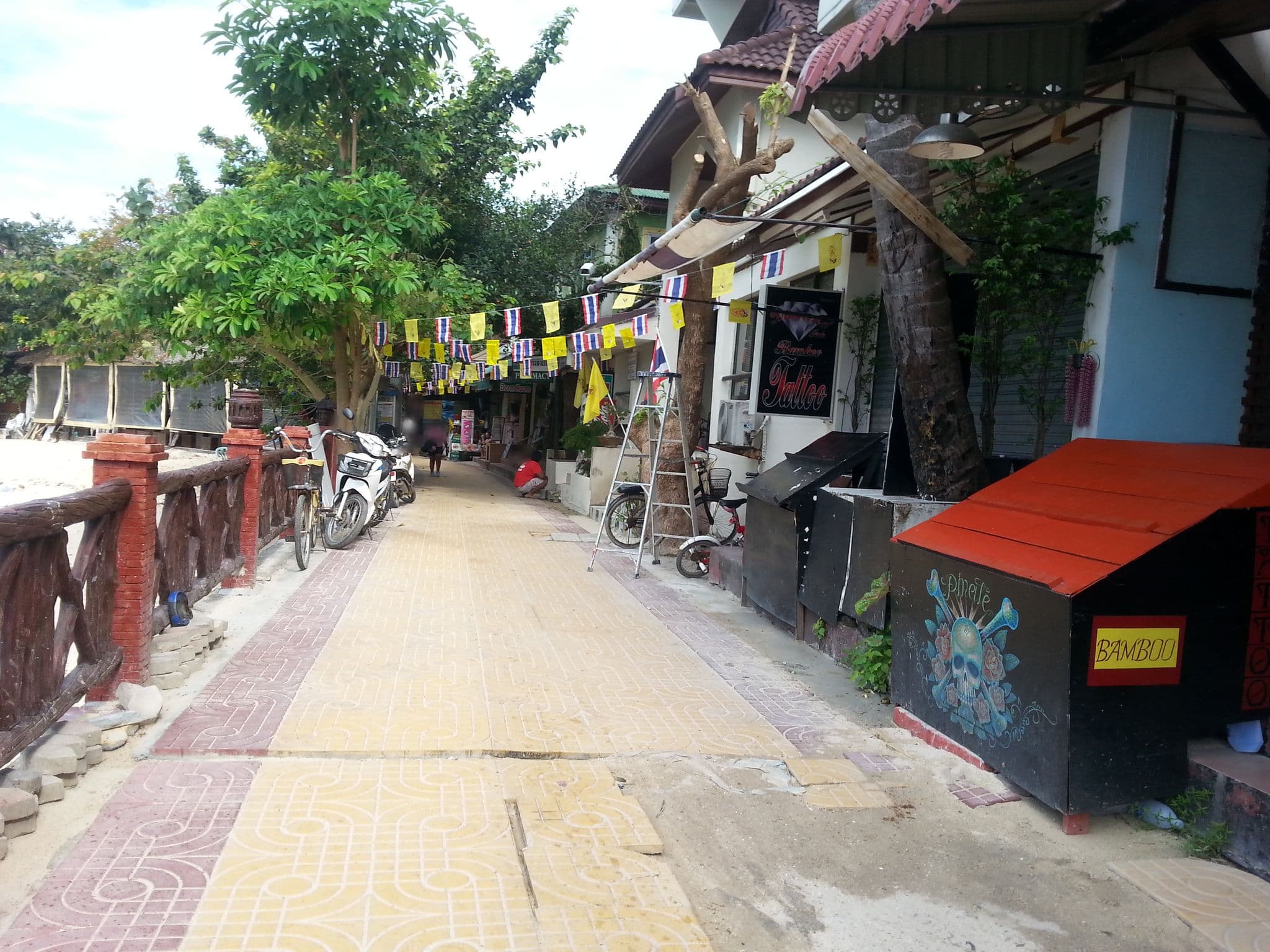 Street view near 4Seasons, Ban Phru Nai