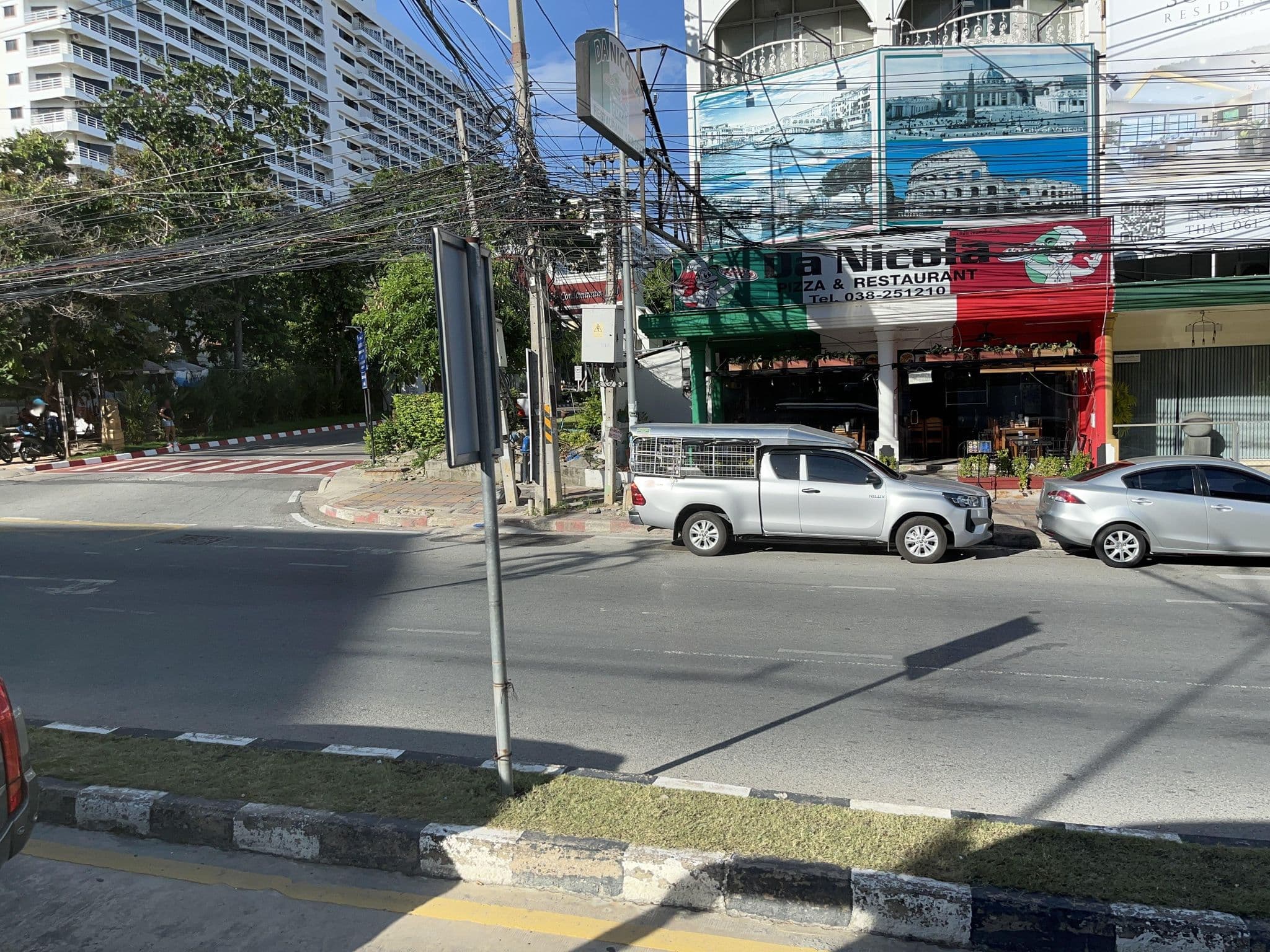 Street view near Siam House, Pattaya — © DriveWithHoang (CC BY-SA · Mapillary)