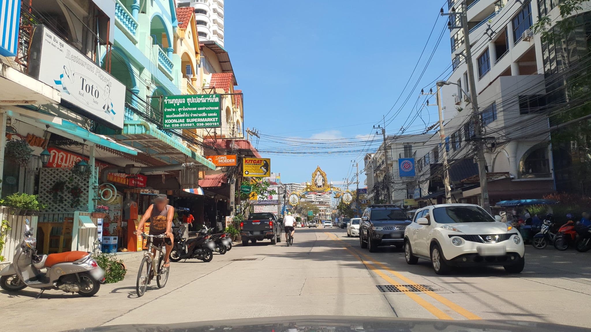Street view near Jhum, Pattaya