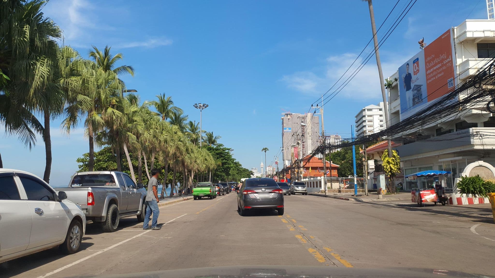 Street view near Avenue Inn, Pattaya
