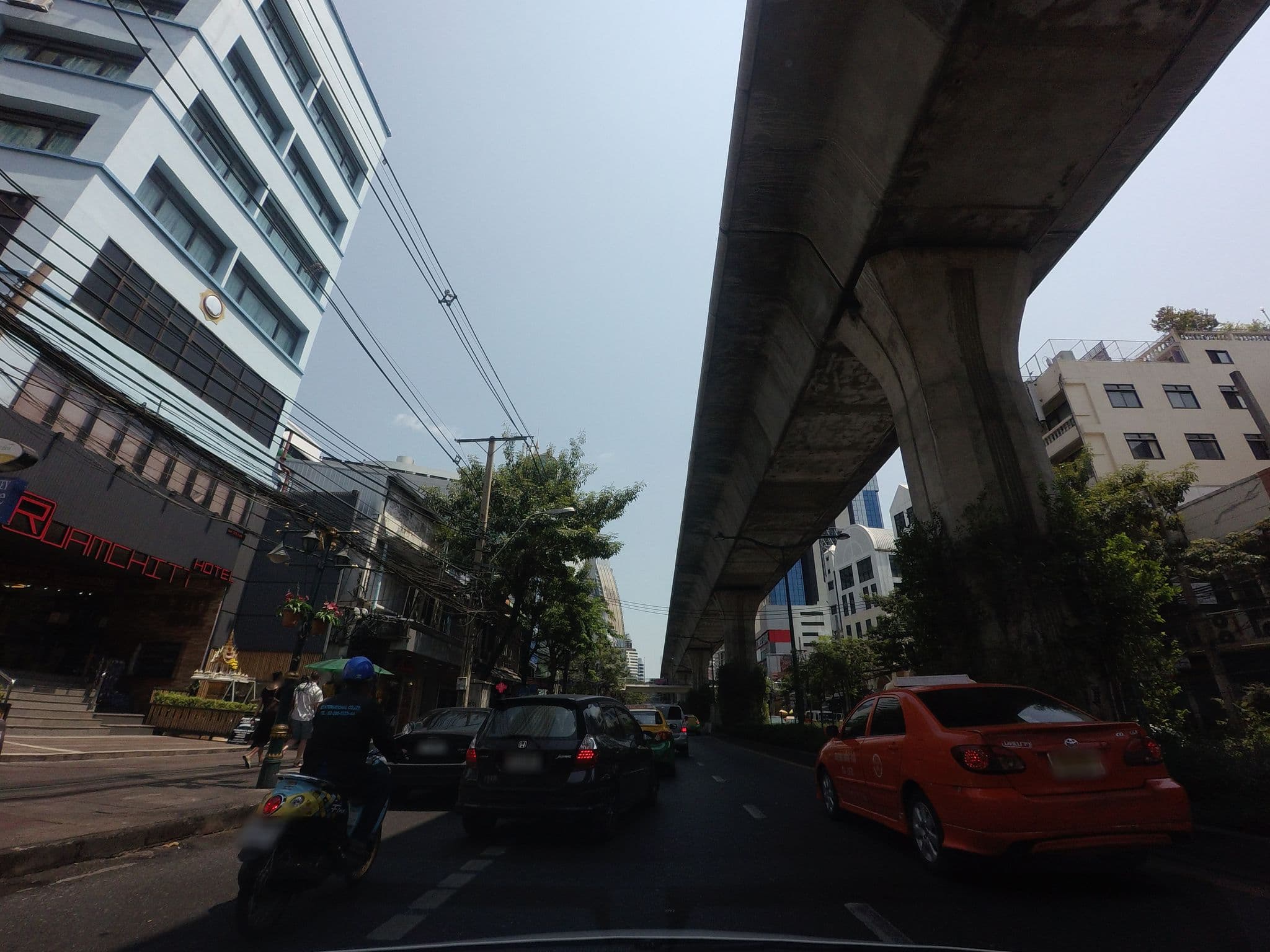 Street view near Ruamchitt Plaza Hotel, Makkasan — © mishari (CC BY-SA · Mapillary)