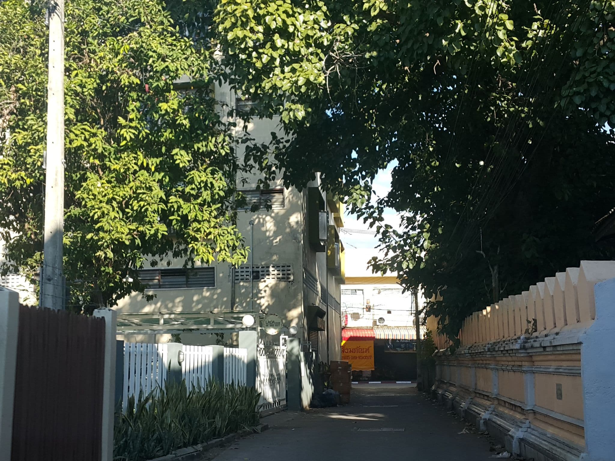 Street view near Lada House Guesthouse, Lampang — © jrcarlsen (CC BY-SA · Mapillary)