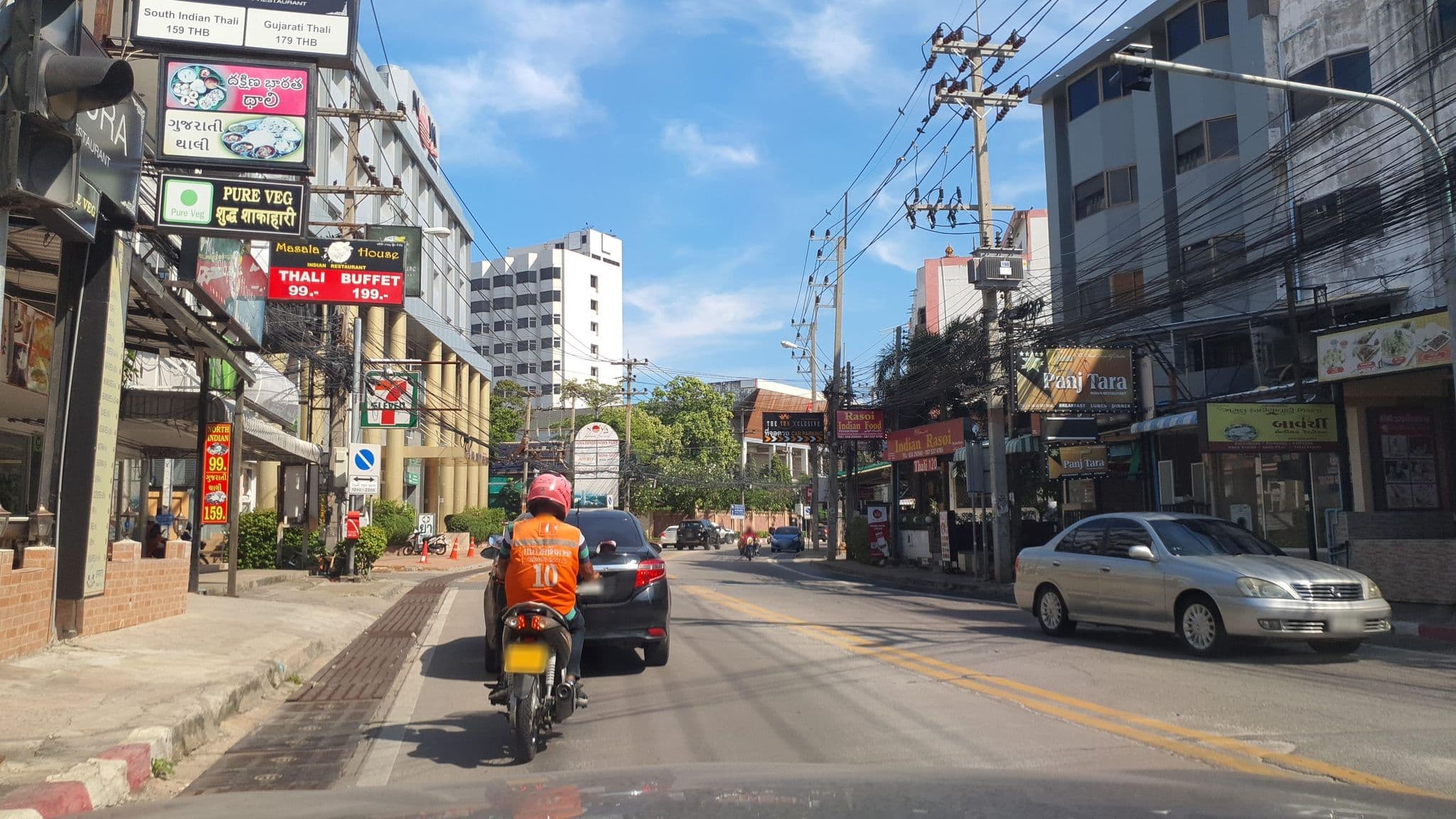 Street view near Honey Guesthouse, Pattaya