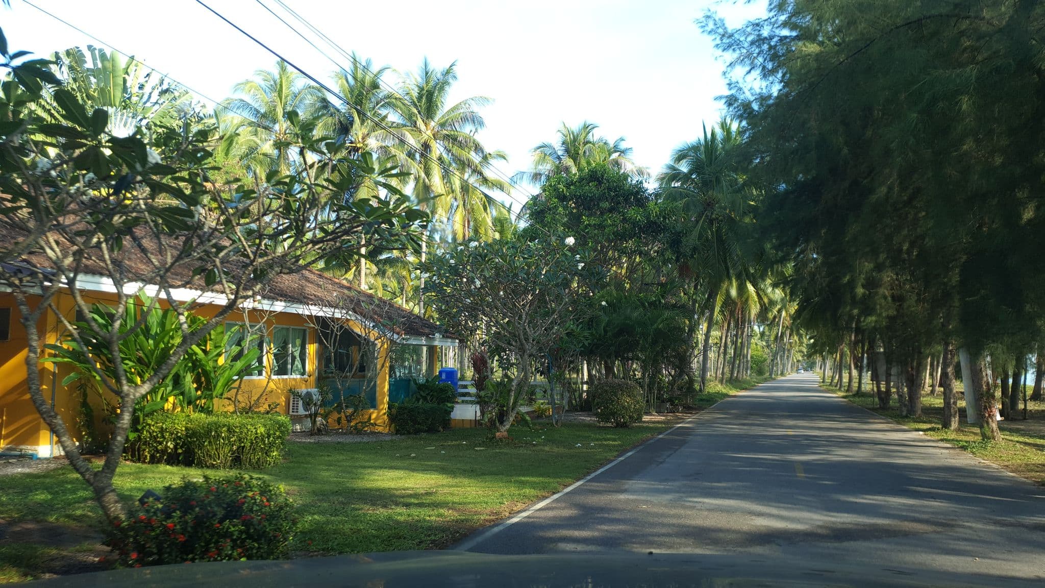 Street view near Tharnvara Beach resort, Bang Saphan — © jrcarlsen (CC BY-SA · Mapillary)