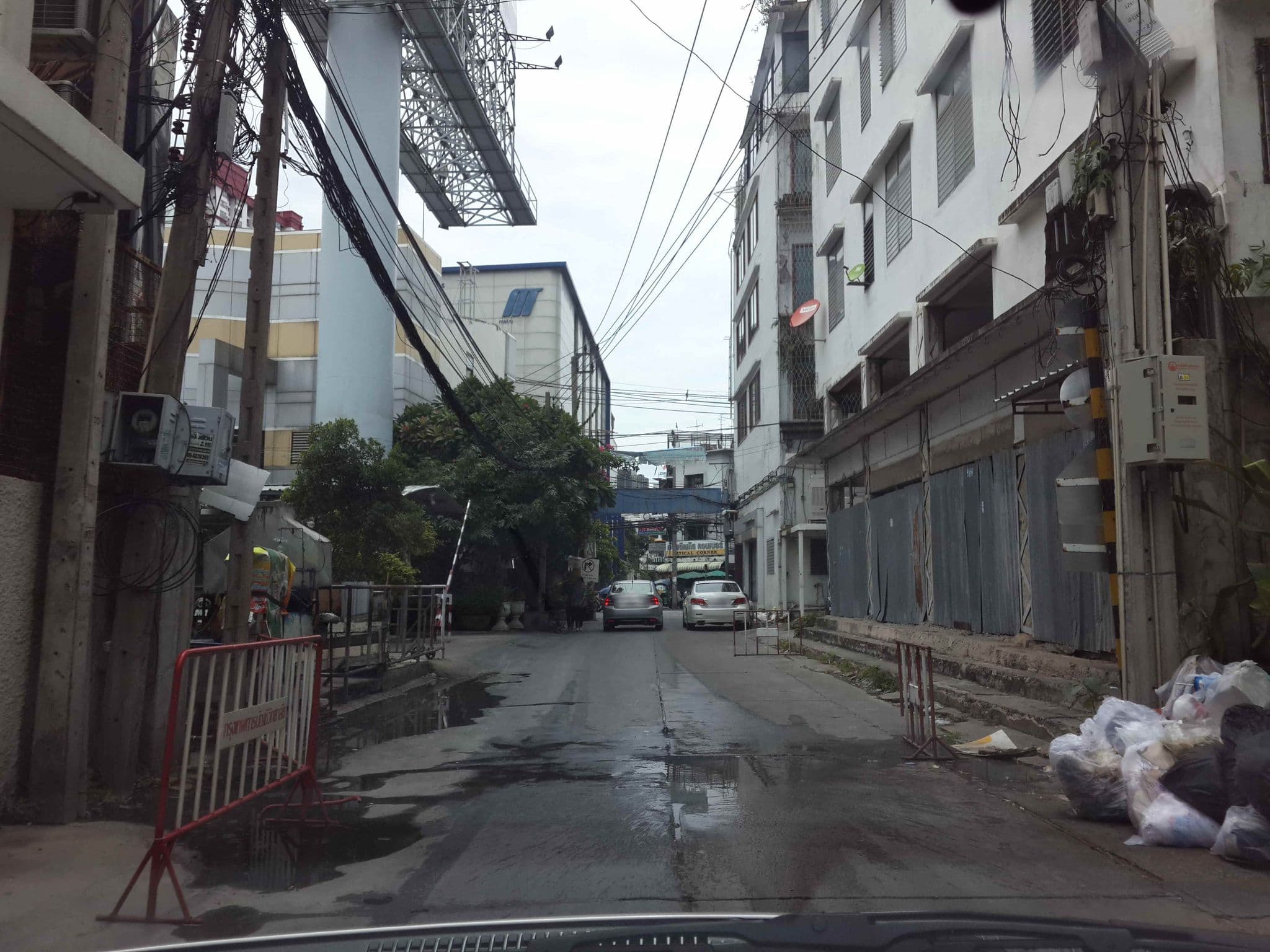 Street view near The Residence Rajtaevee Hotel, Makkasan