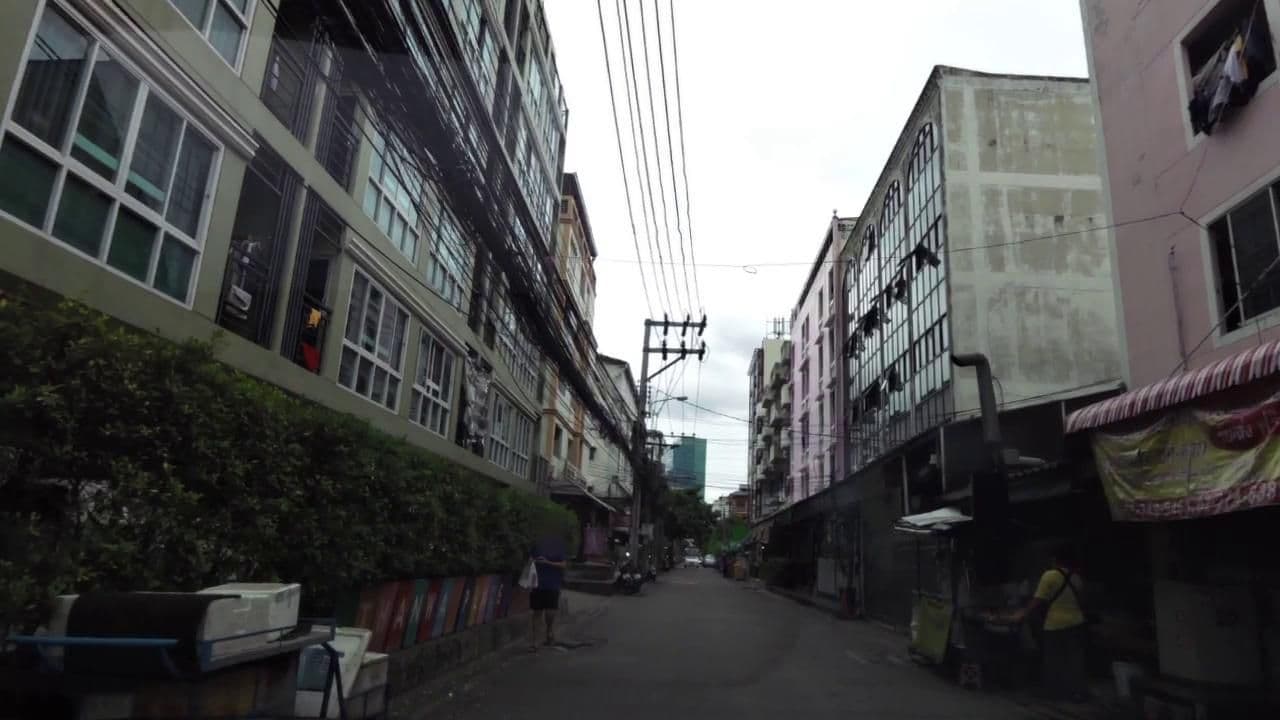 Street view near Kamin Bird Hostel, Huai Khwang — © toffy (CC BY-SA · Mapillary)