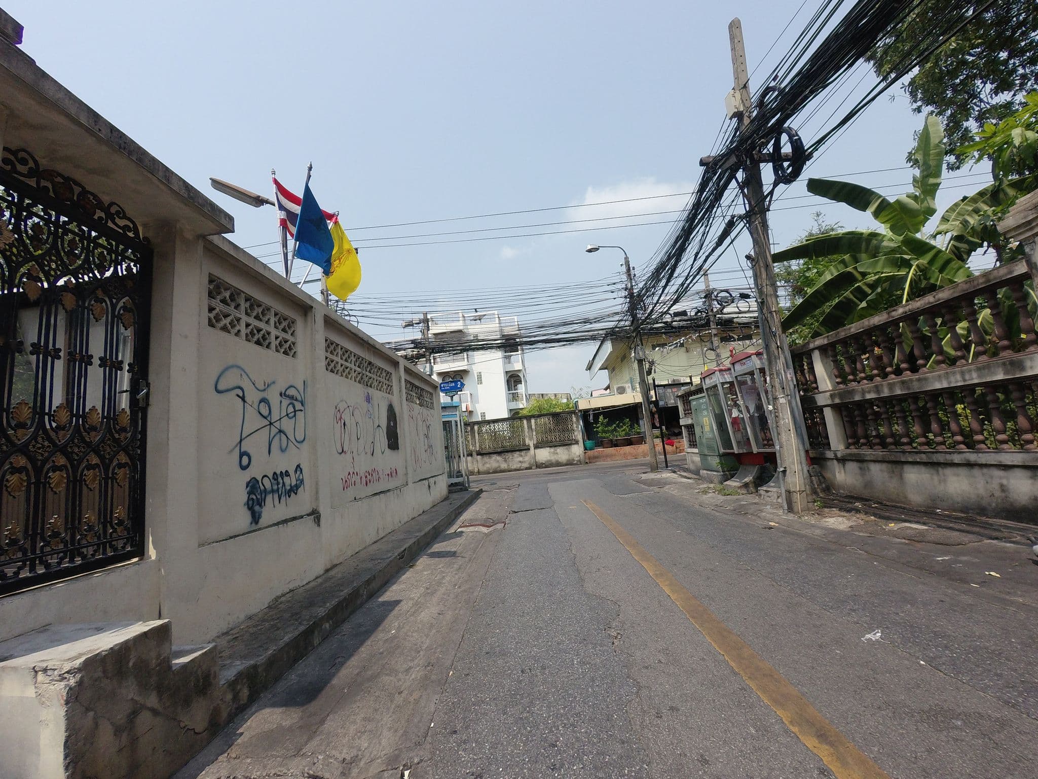 Street view near Tia Thai Hostel, Huai Khwang — © mishari (CC BY-SA · Mapillary)