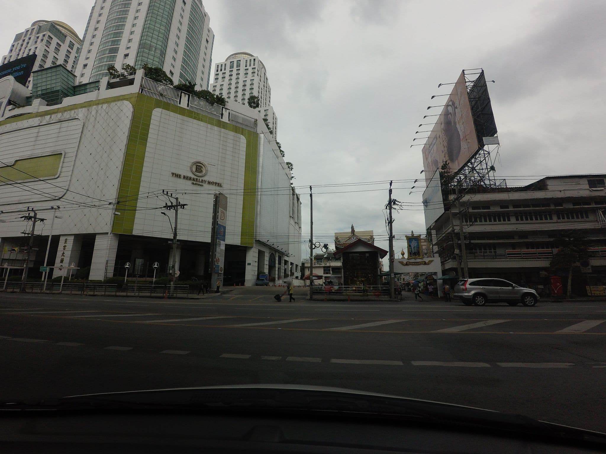 Street view near The Berkeley Hotel Pratunam, Makkasan