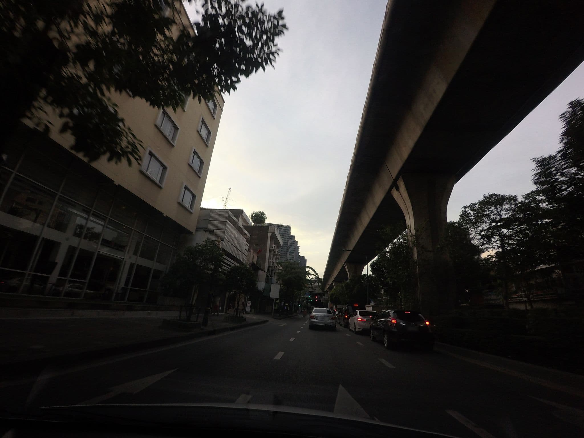 Street view near Hi-Sukhumvit hostel, Watthana — © mishari (CC BY-SA · Mapillary)