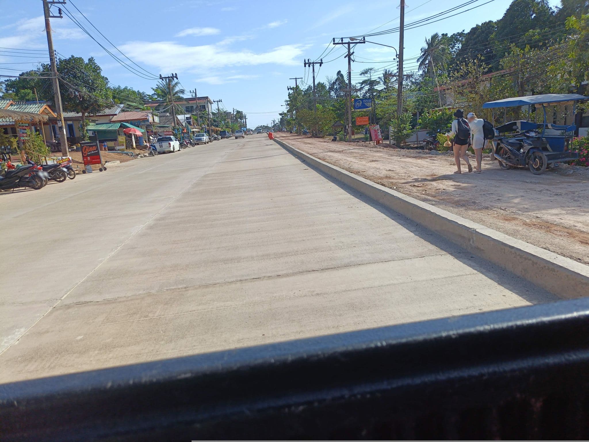 Street view near Fruit Tree Lodge, Saladan
