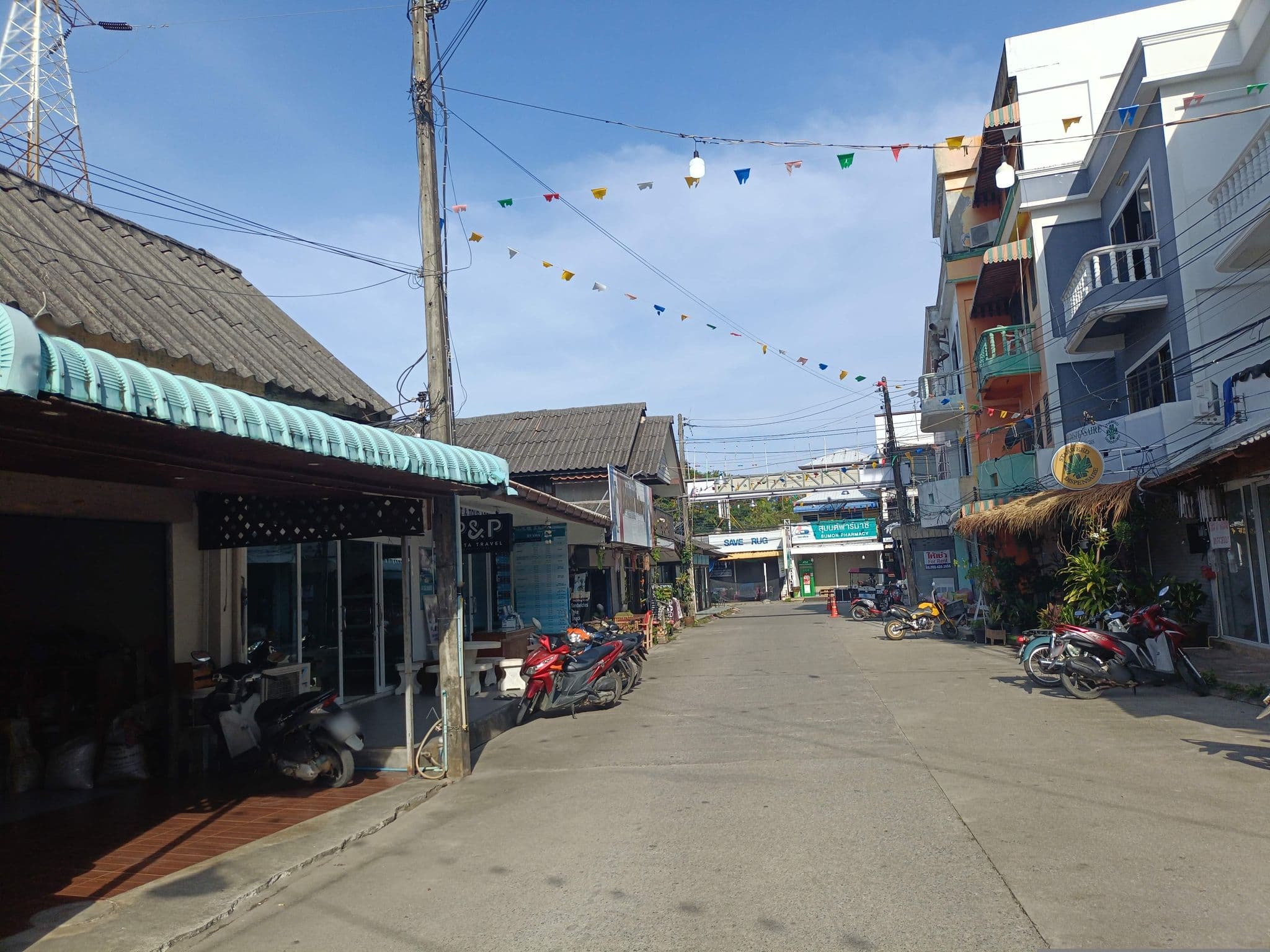 Street view near Lanta House, Saladan