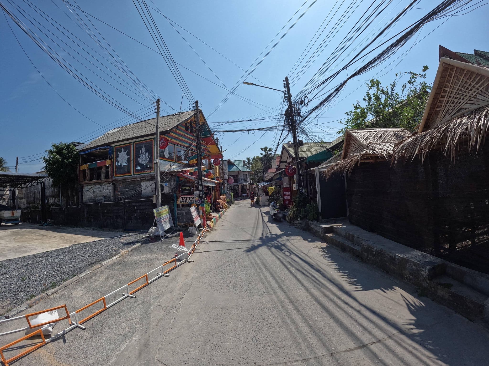 Street view near Funny Moon Hostel, Ko Pha Ngan — © lucomsky (CC BY-SA · Mapillary)