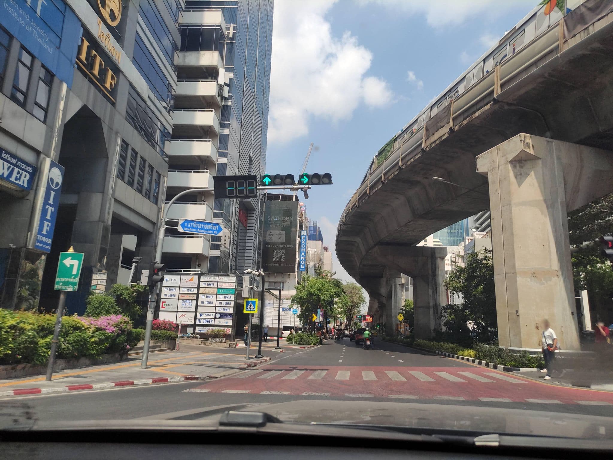 Street view near YHA ( บ้านนานาชาติสีลม), Bang Rak