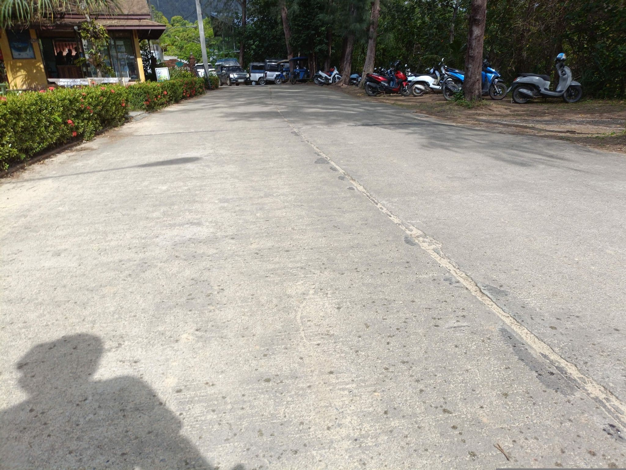 Street view near Lanta Pearl Beach Resort, Saladan