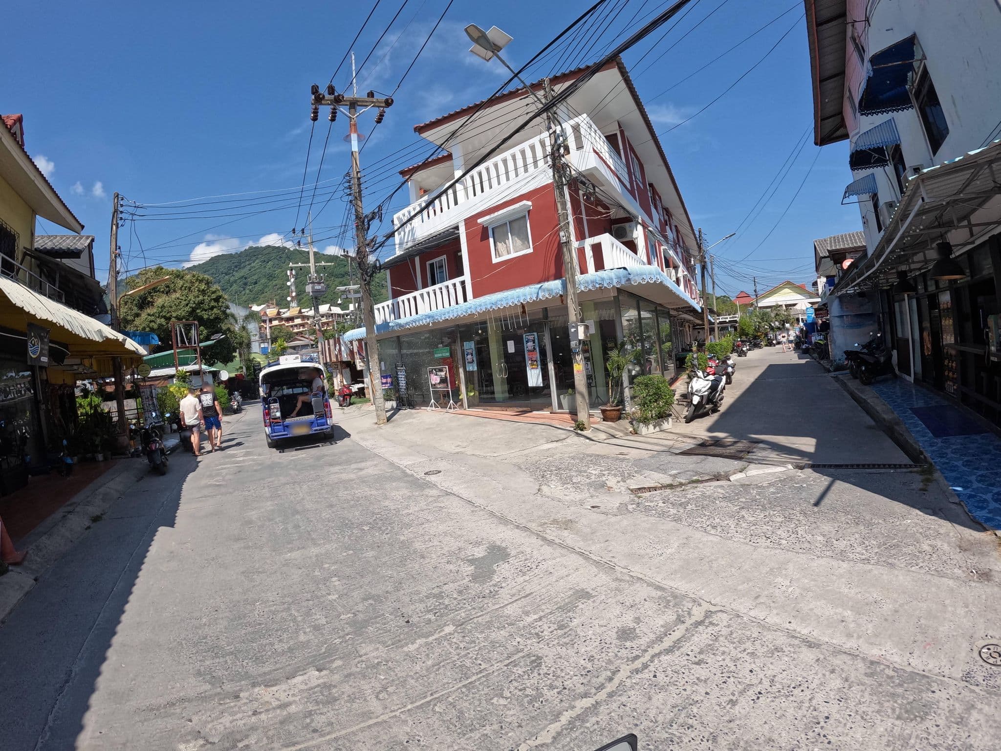 Street view near Moon dance, Ko Pha Ngan — © lucomsky (CC BY-SA · Mapillary)