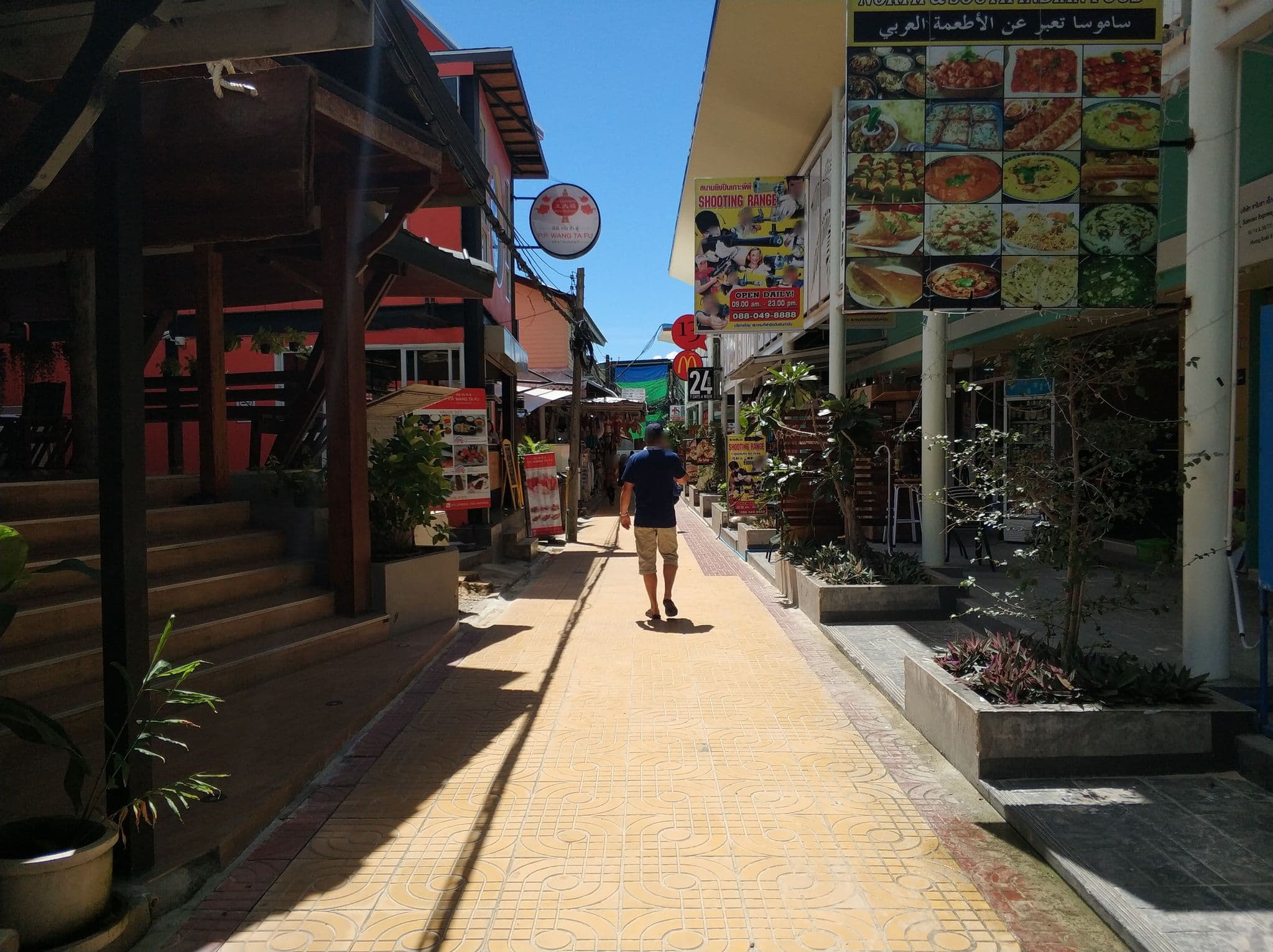 Street view near Phi Phi Inn, Ban Phru Nai