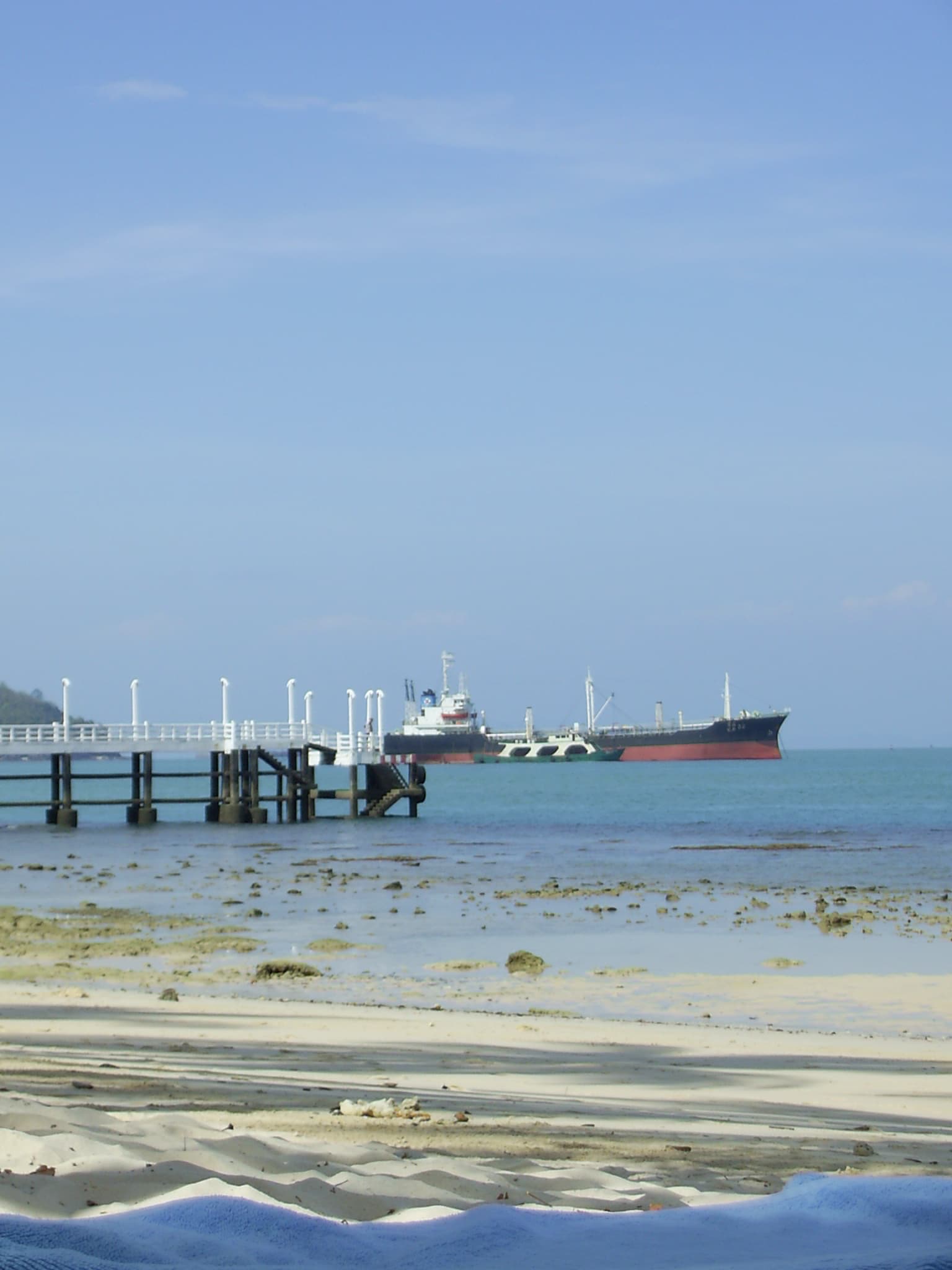 Cape Panwa Hotel (via Wikimedia Commons, CC BY-SA 3.0)