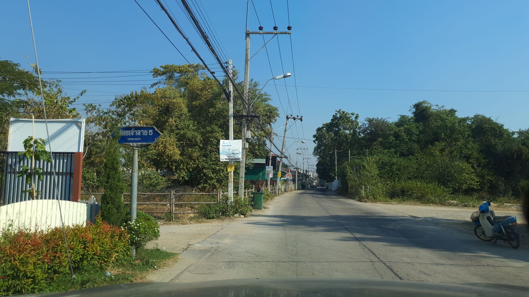 Street view near MAYOR HOTEL&VILLA , CHA-AM, Cha-am — © jrcarlsen (CC BY-SA · Mapillary)
