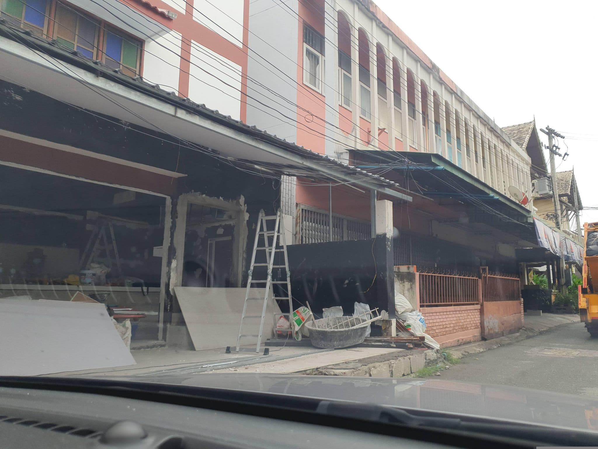 Street view near Giant Guesthouse, Chiang Mai