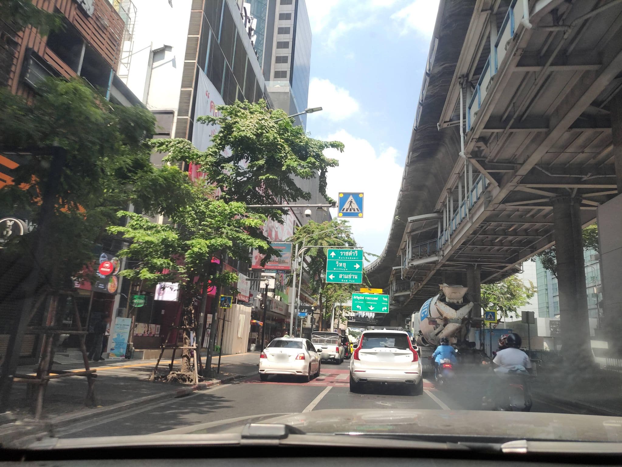 Street view near Silom Space Hostel, Bang Rak