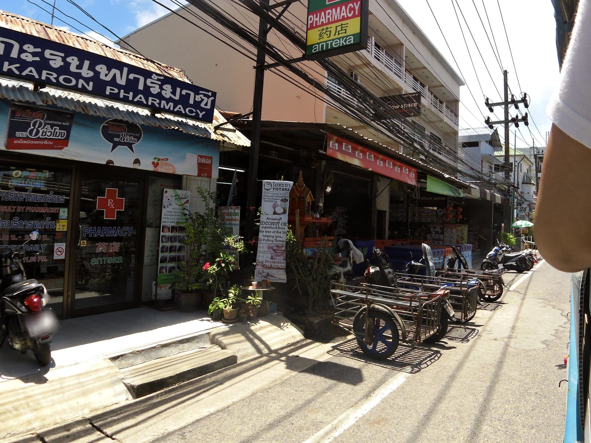 Street view near Makaron Apartments, Ban Karon — © skillsy (CC BY-SA · Mapillary)