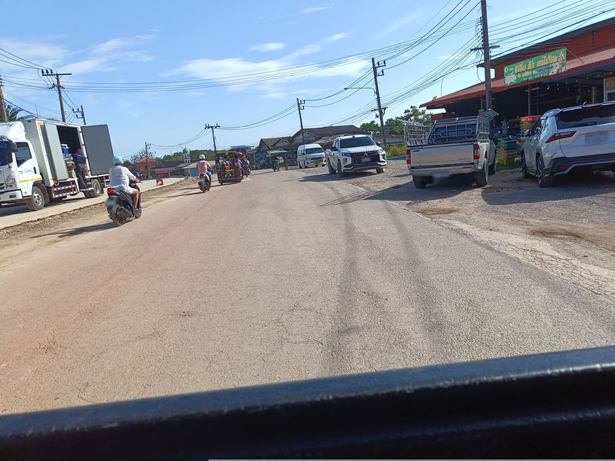 Street view near Lanta Queen Resort, Saladan