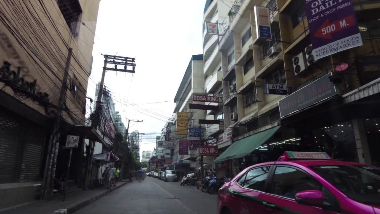 Street view near Vibes Hostel, Makkasan
