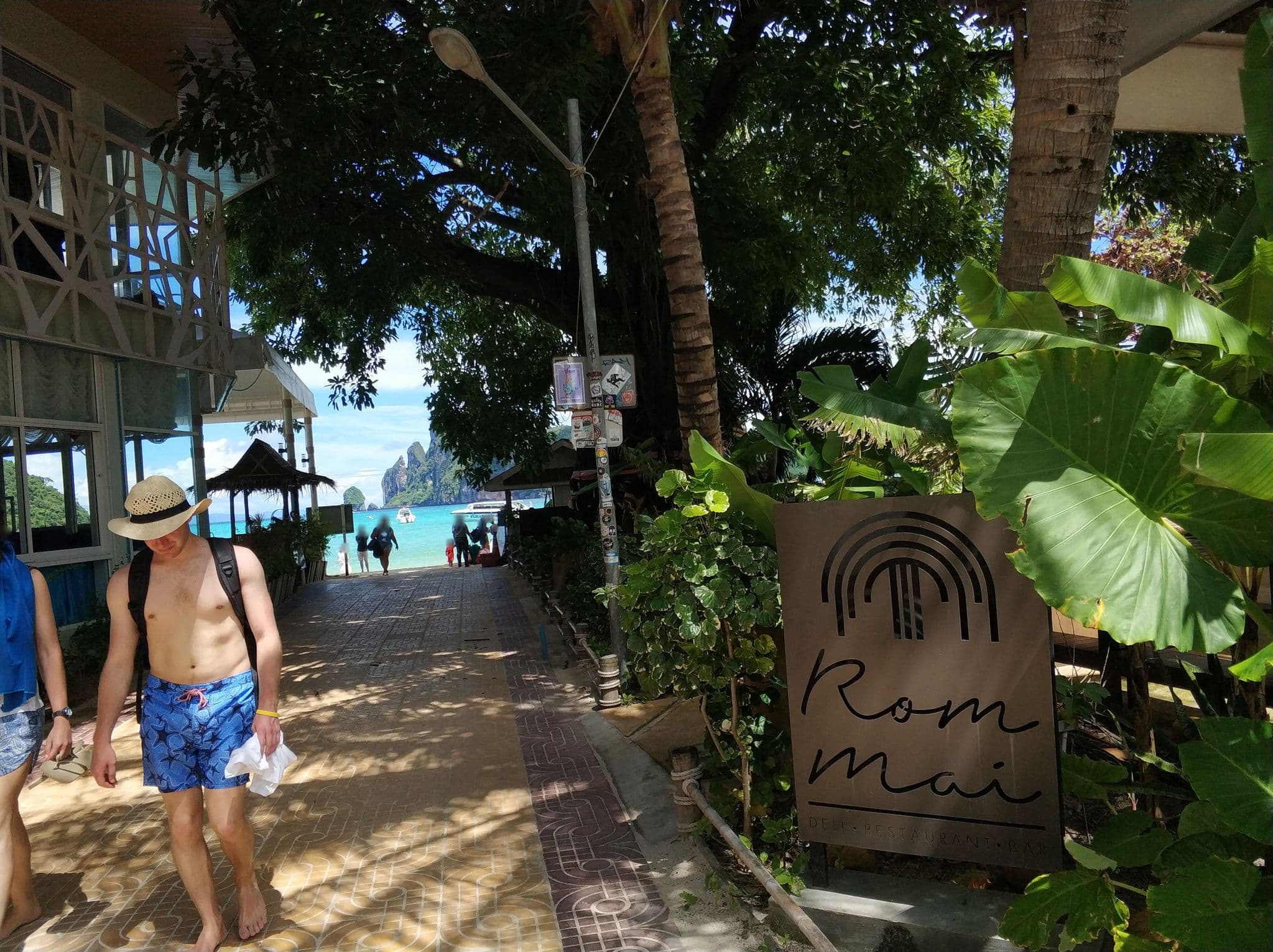 Street view near Blue Horizon Hostel, Ban Phru Nai — © freddouhelk (CC BY-SA · Mapillary)