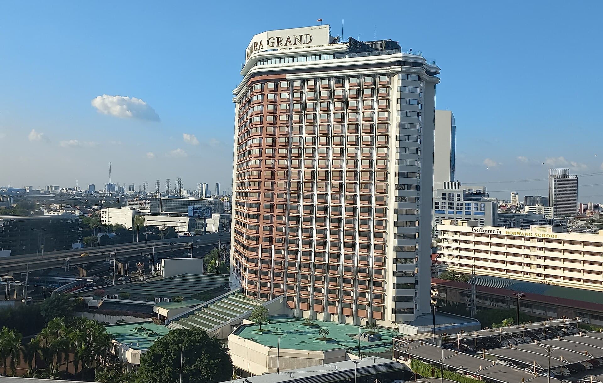 Centara Grand @ Central Plaza (via Wikimedia Commons, CC BY-SA 4.0)