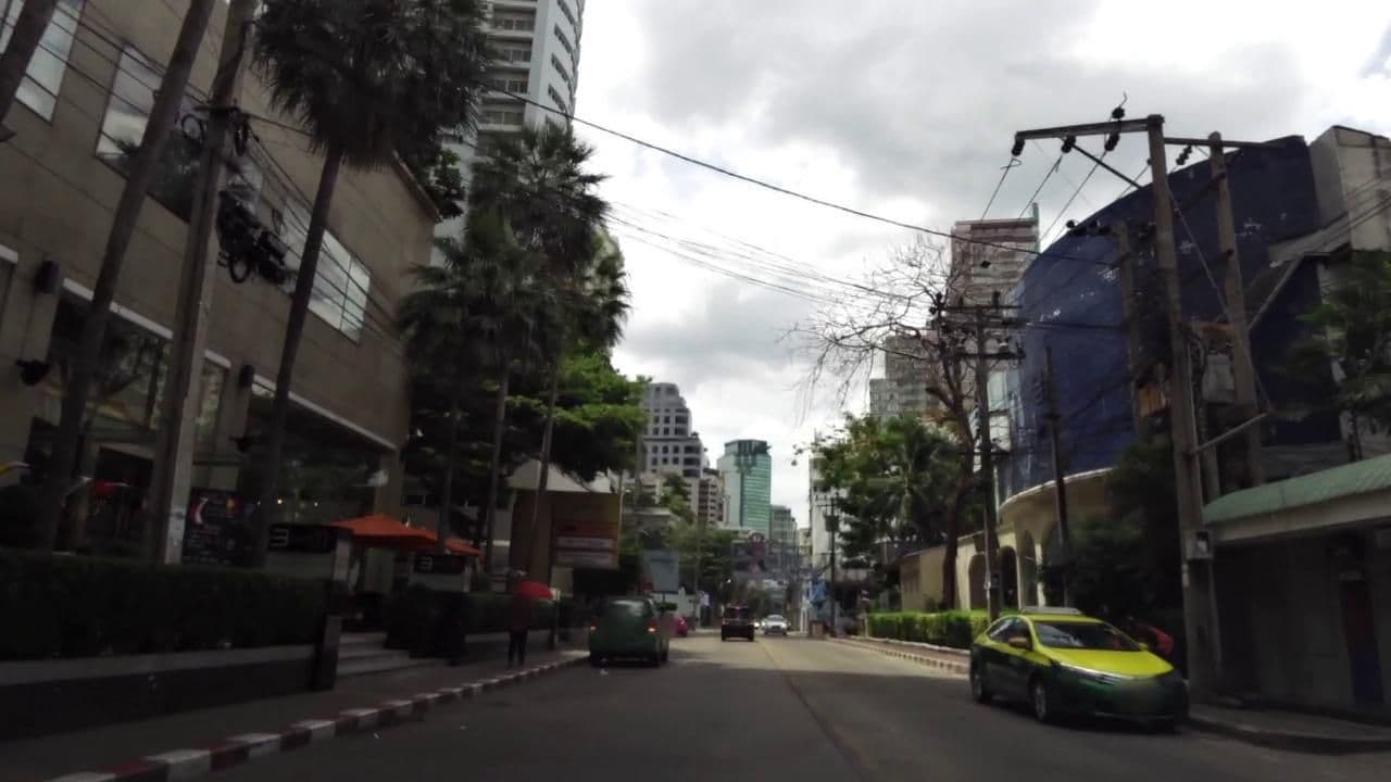 Street view near Marriott Executive Apartments Sukhumvit Park, Watthana — © toffy (CC BY-SA · Mapillary)