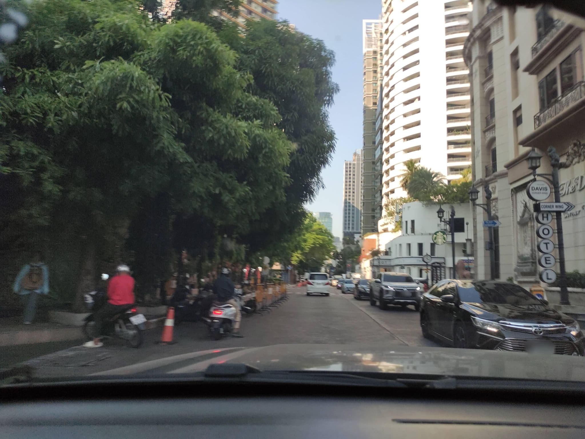 Street view near The Davis Bangkok, Khlong Toei — © kasetitkml_pipitchai (CC BY-SA · Mapillary)