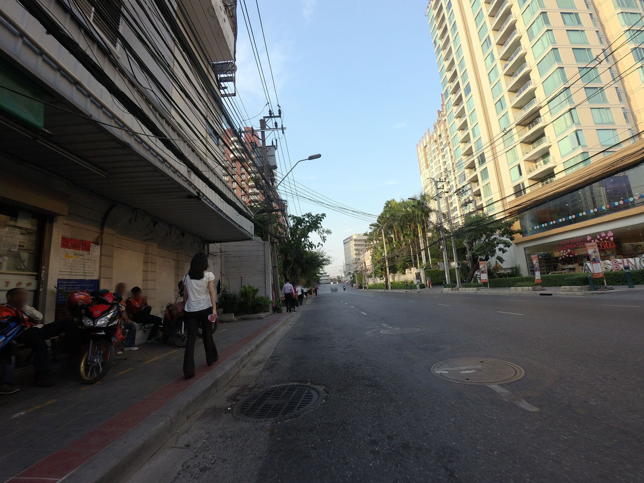 Street view near Far East Inn, Makkasan