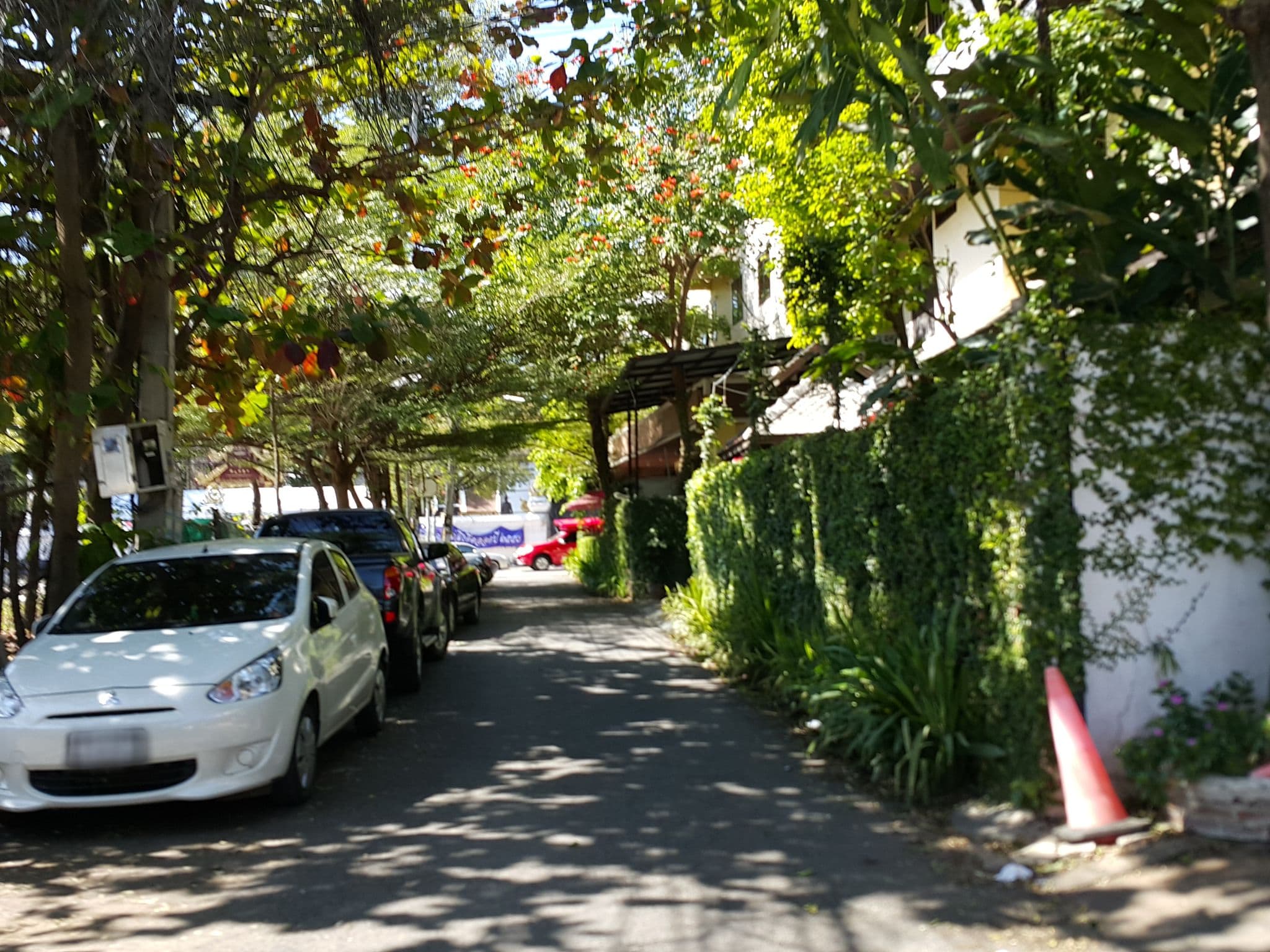 Street view near Phoothawee House, Chiang Mai — © jrcarlsen (CC BY-SA · Mapillary)