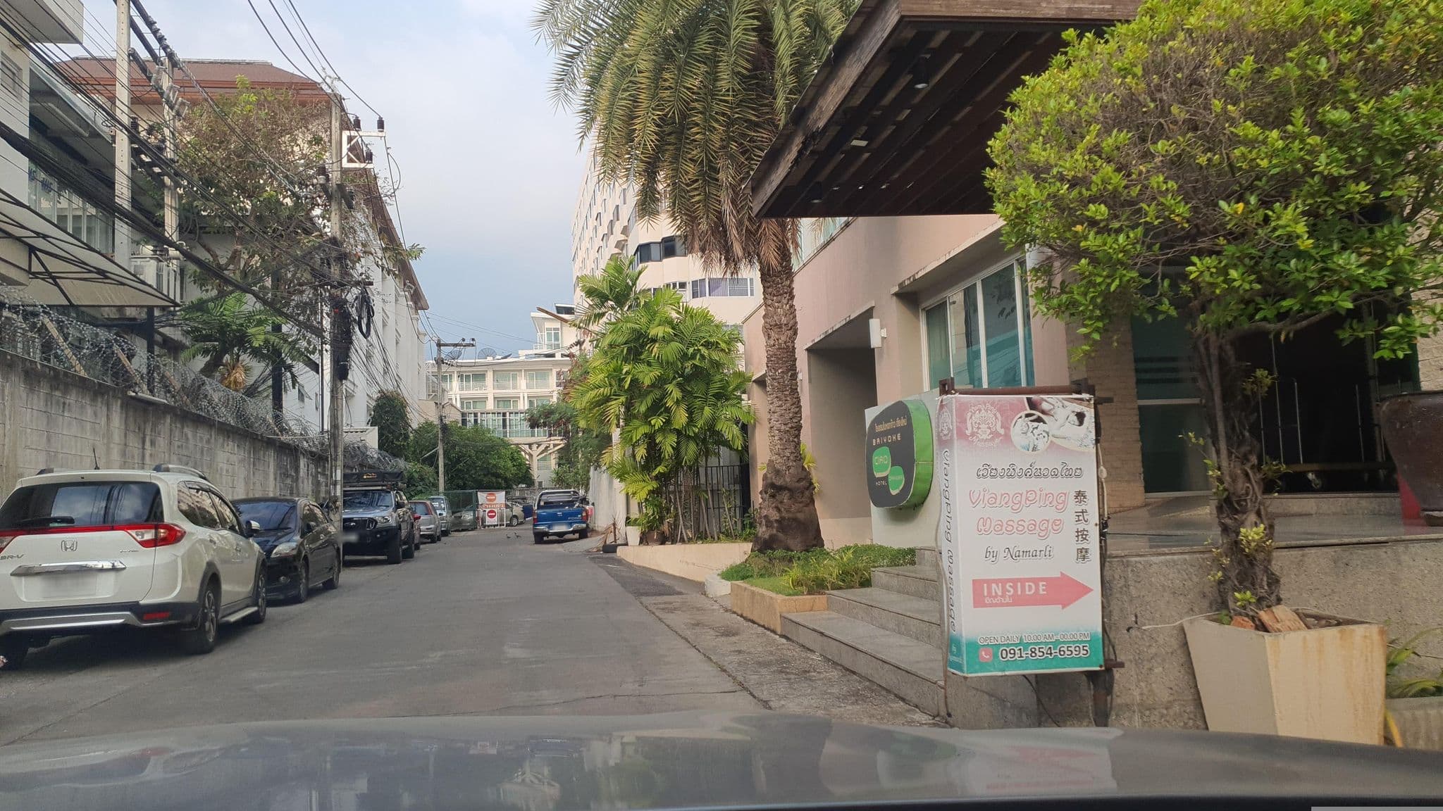 Street view near Baiyoke Ciao Hotel, Chiang Mai — © jrcarlsen (CC BY-SA · Mapillary)