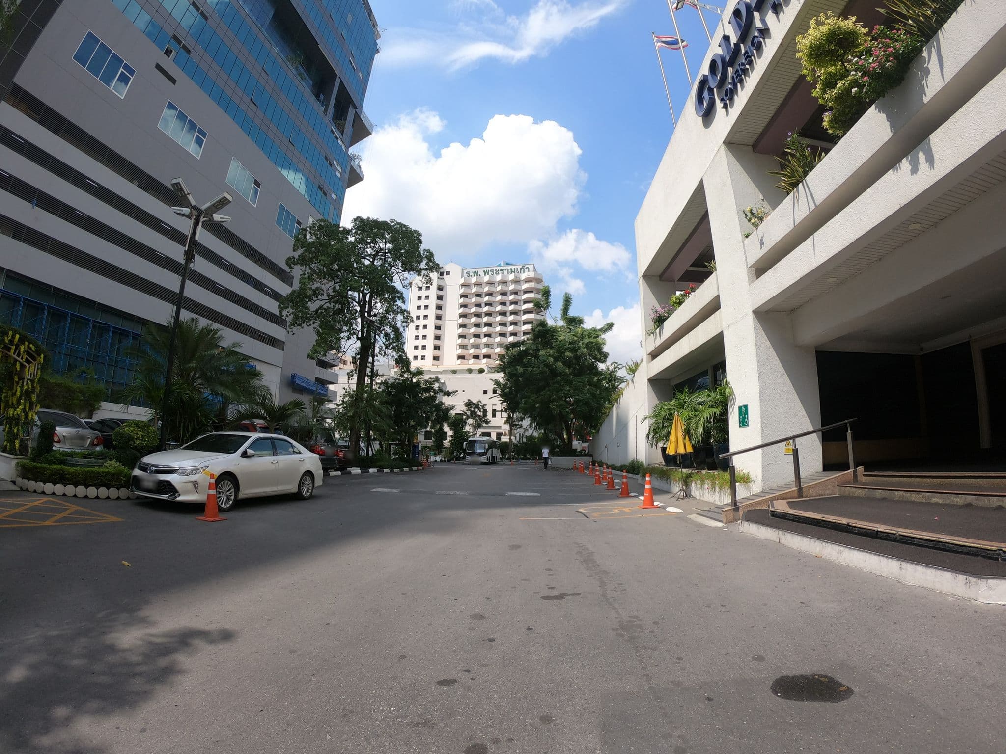 Street view near Golden Tulip Sovereign Hotel, Huai Khwang — © ozflor (CC BY-SA · Mapillary)