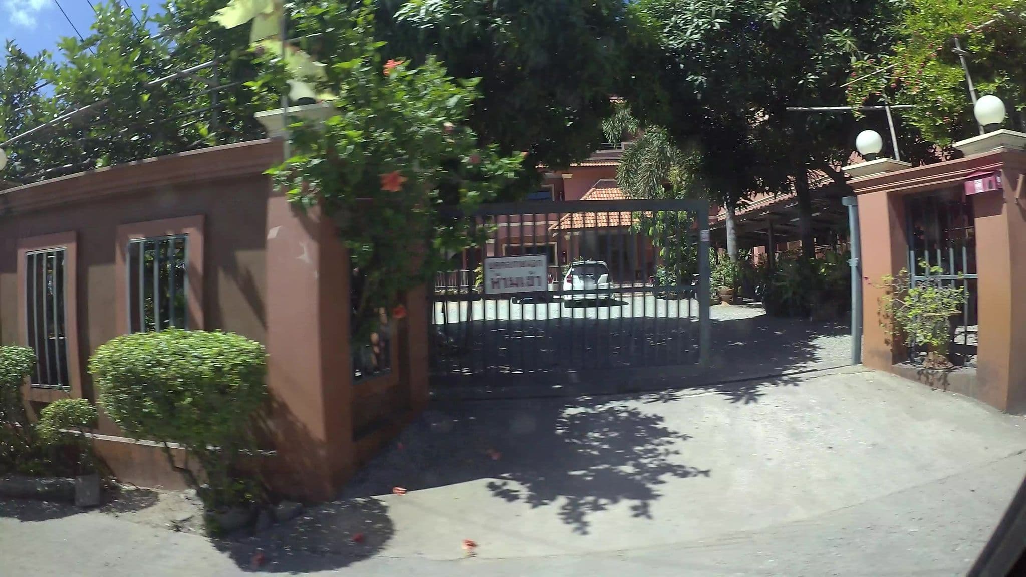 Street view near Pairach Place, Pattaya