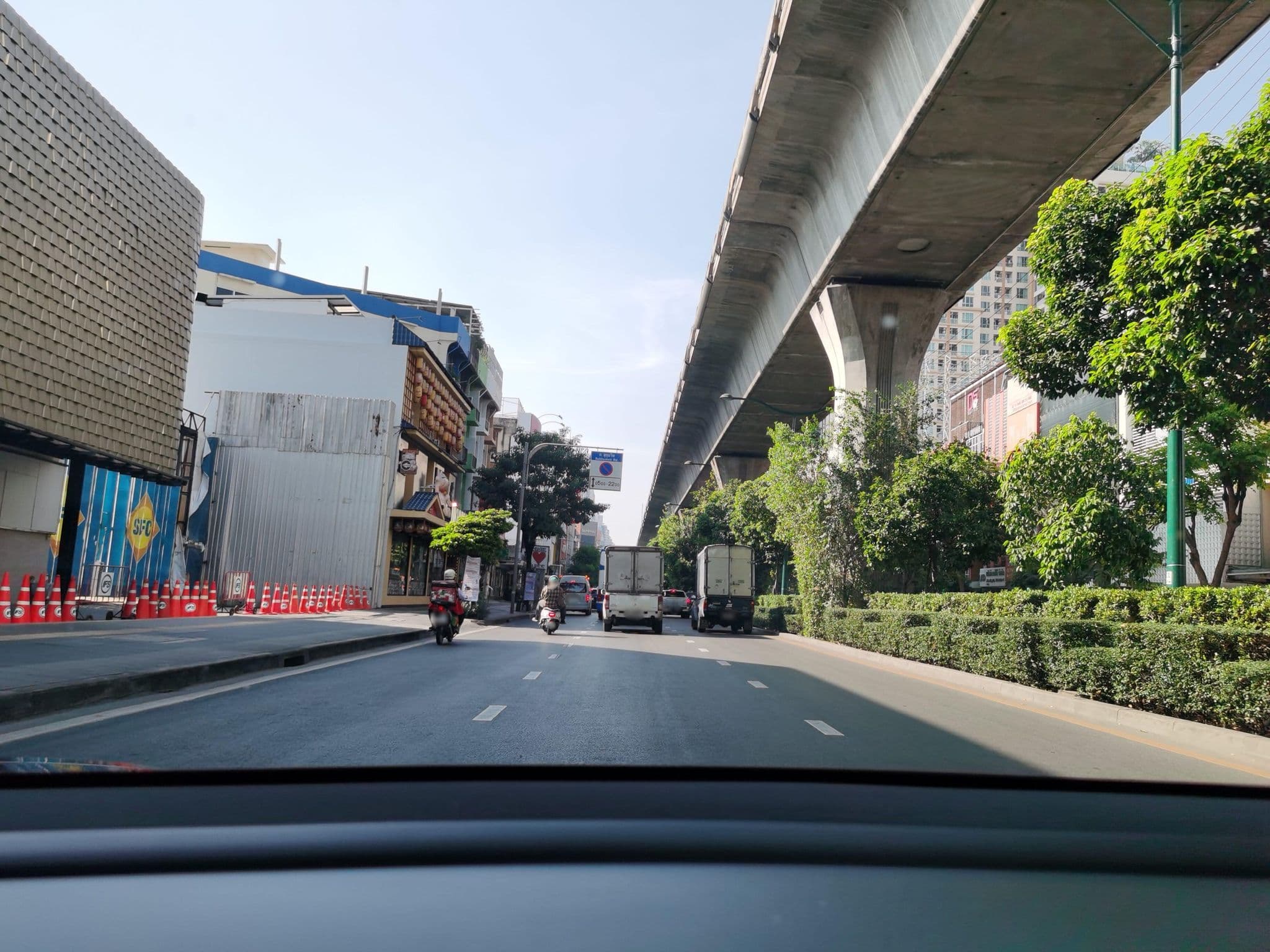 Street view near Lilla Hotel, Khlong Toei — © lin_wang (CC BY-SA · Mapillary)