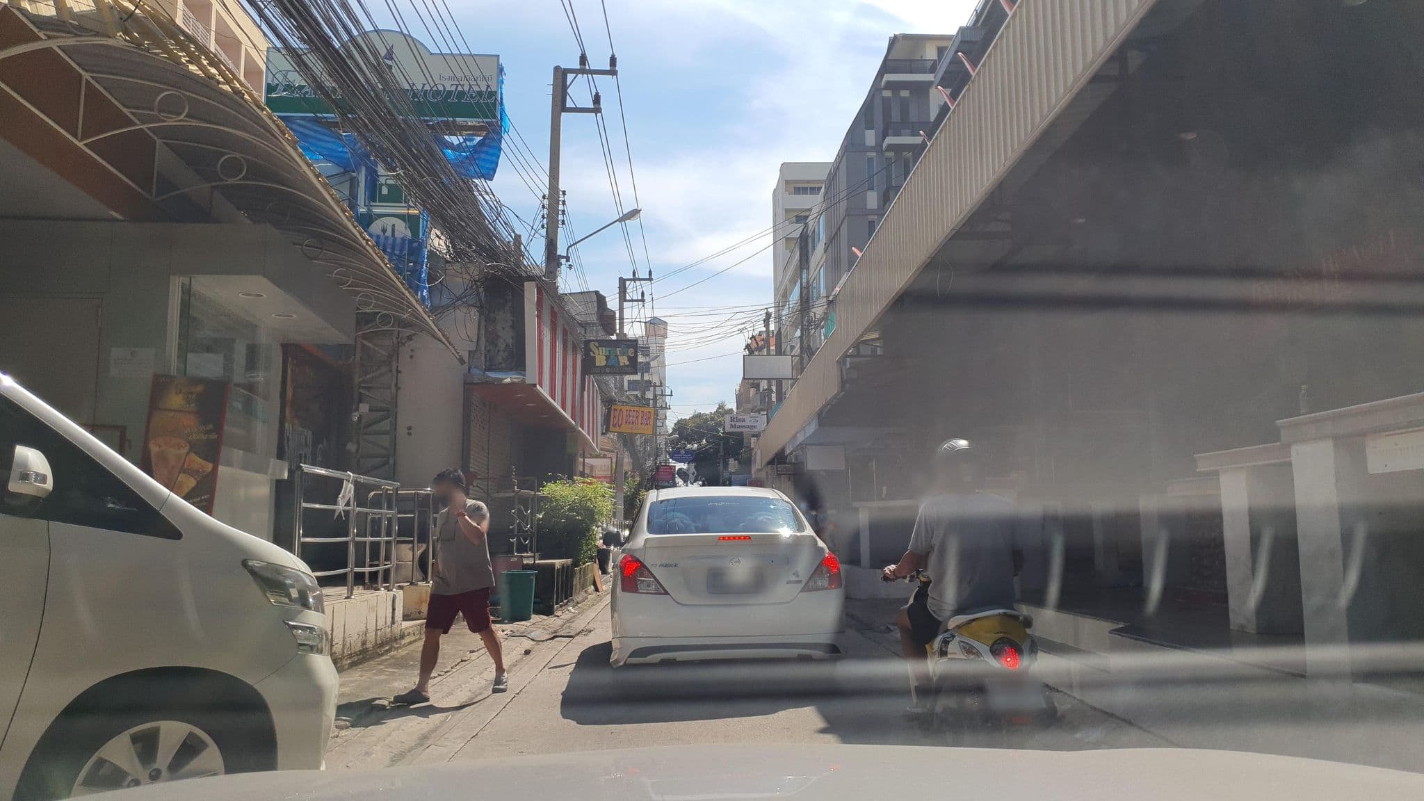 Street view near Eastiny Inn, Pattaya