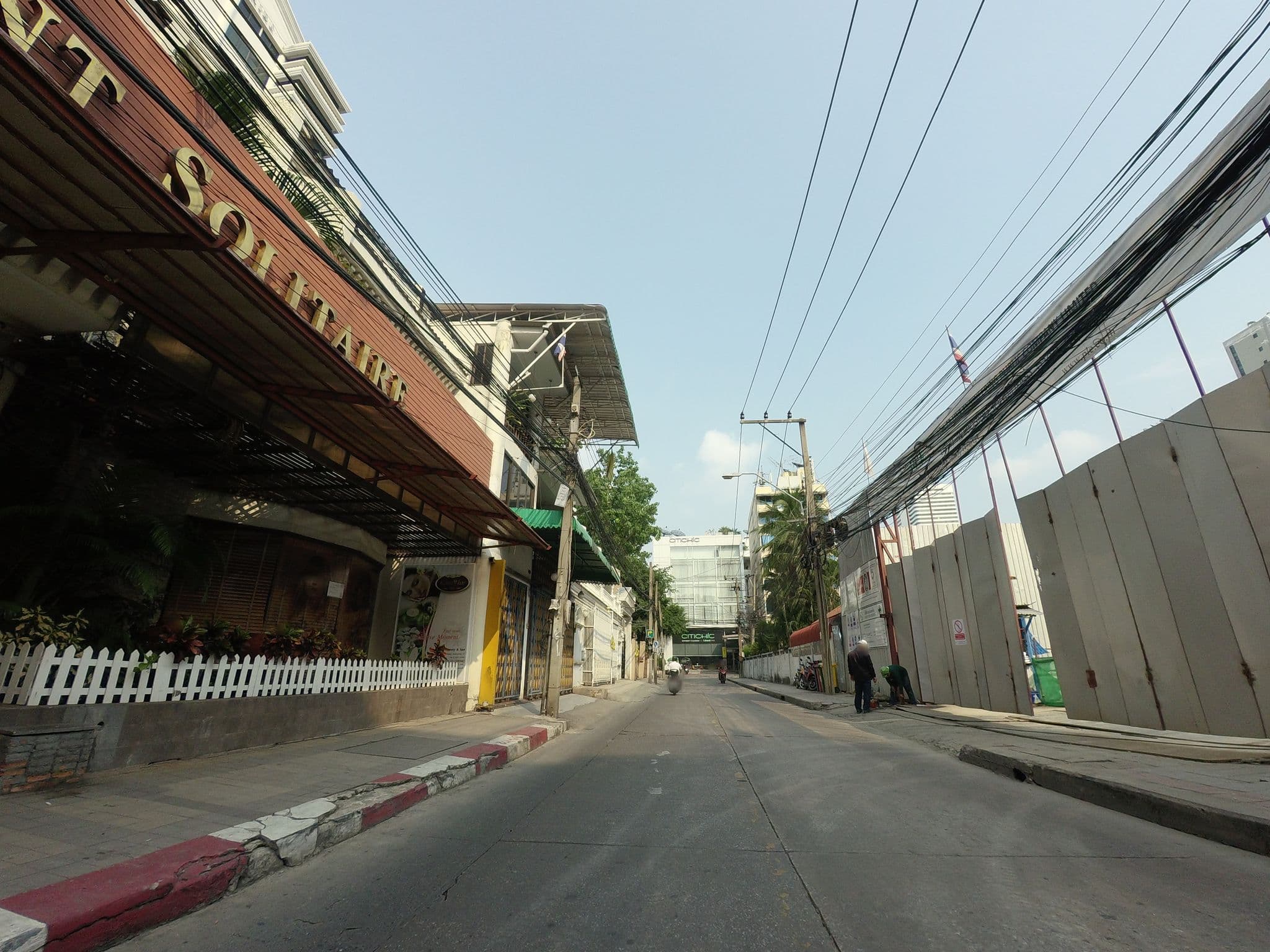 Street view near President Solitaire, Makkasan