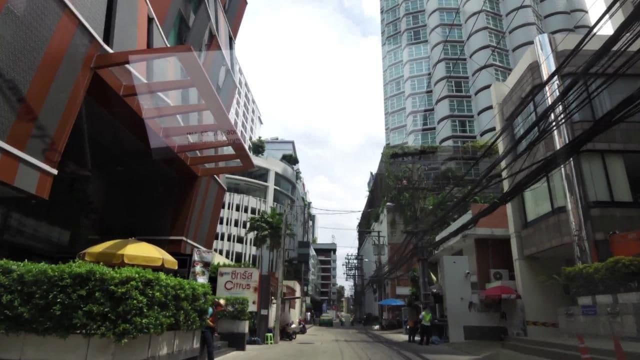 Street view near Citrus 13, Makkasan