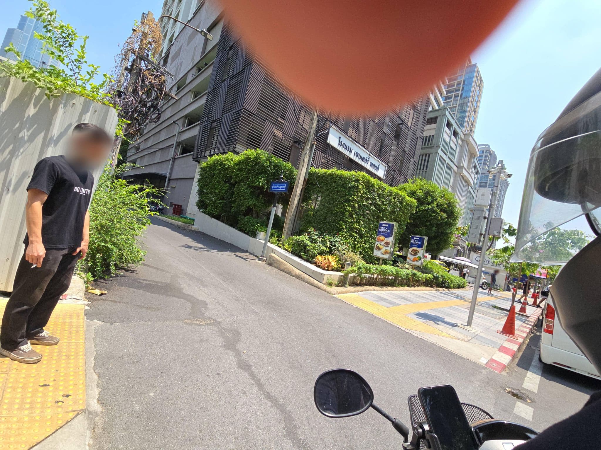 Street view near Centre Point Hotel Chidlom, Makkasan