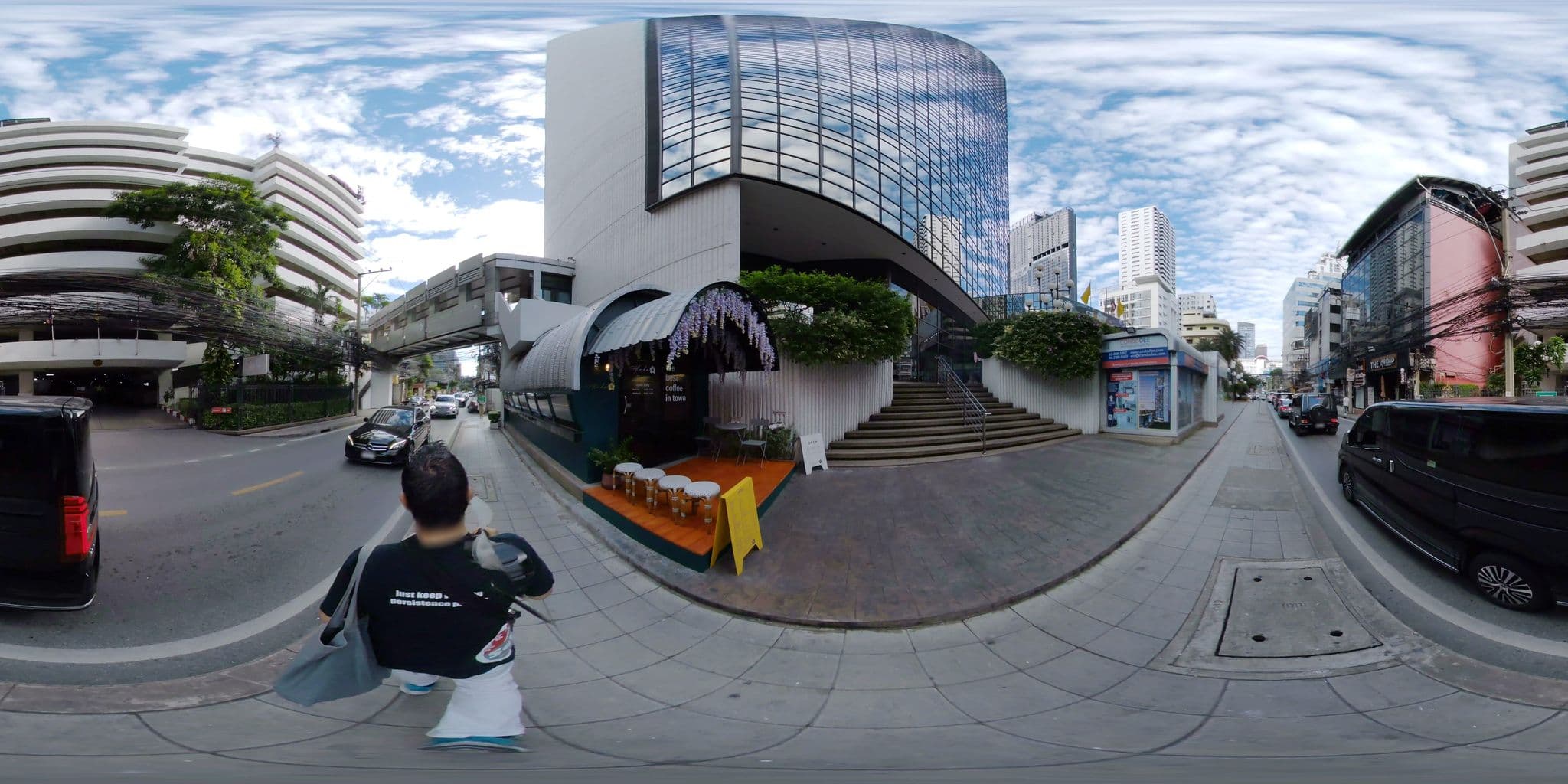 Street view near 3 Howw Sukhumvit 21, Makkasan