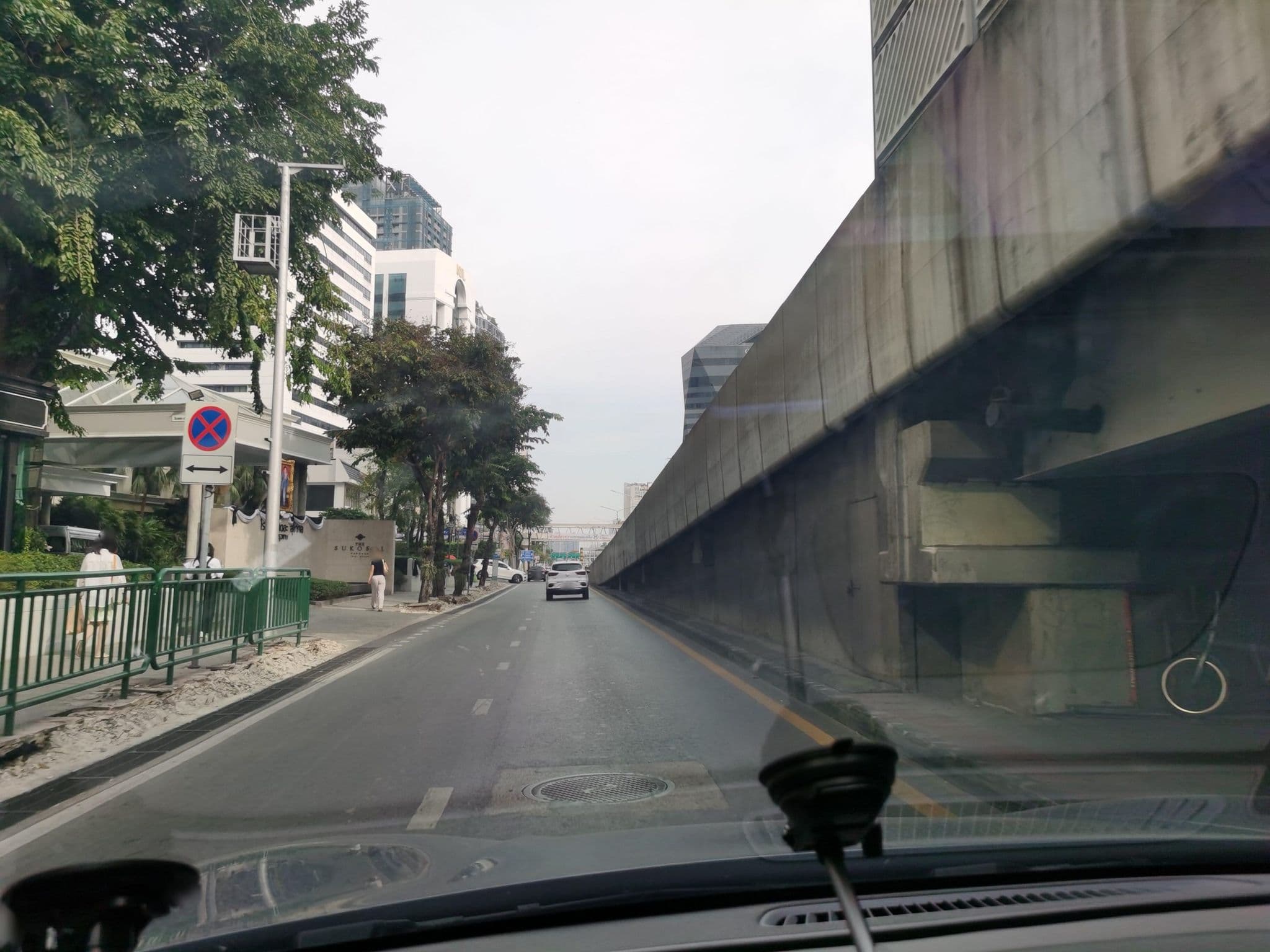 Street view near Sukosol Hotel, Ratchathewi — © lin_wang (CC BY-SA · Mapillary)