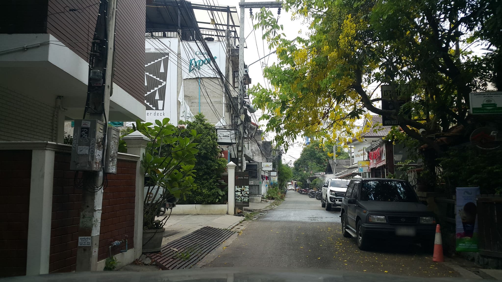 Street view near Peng Jai Hotel, Chiang Mai — © jrcarlsen (CC BY-SA · Mapillary)
