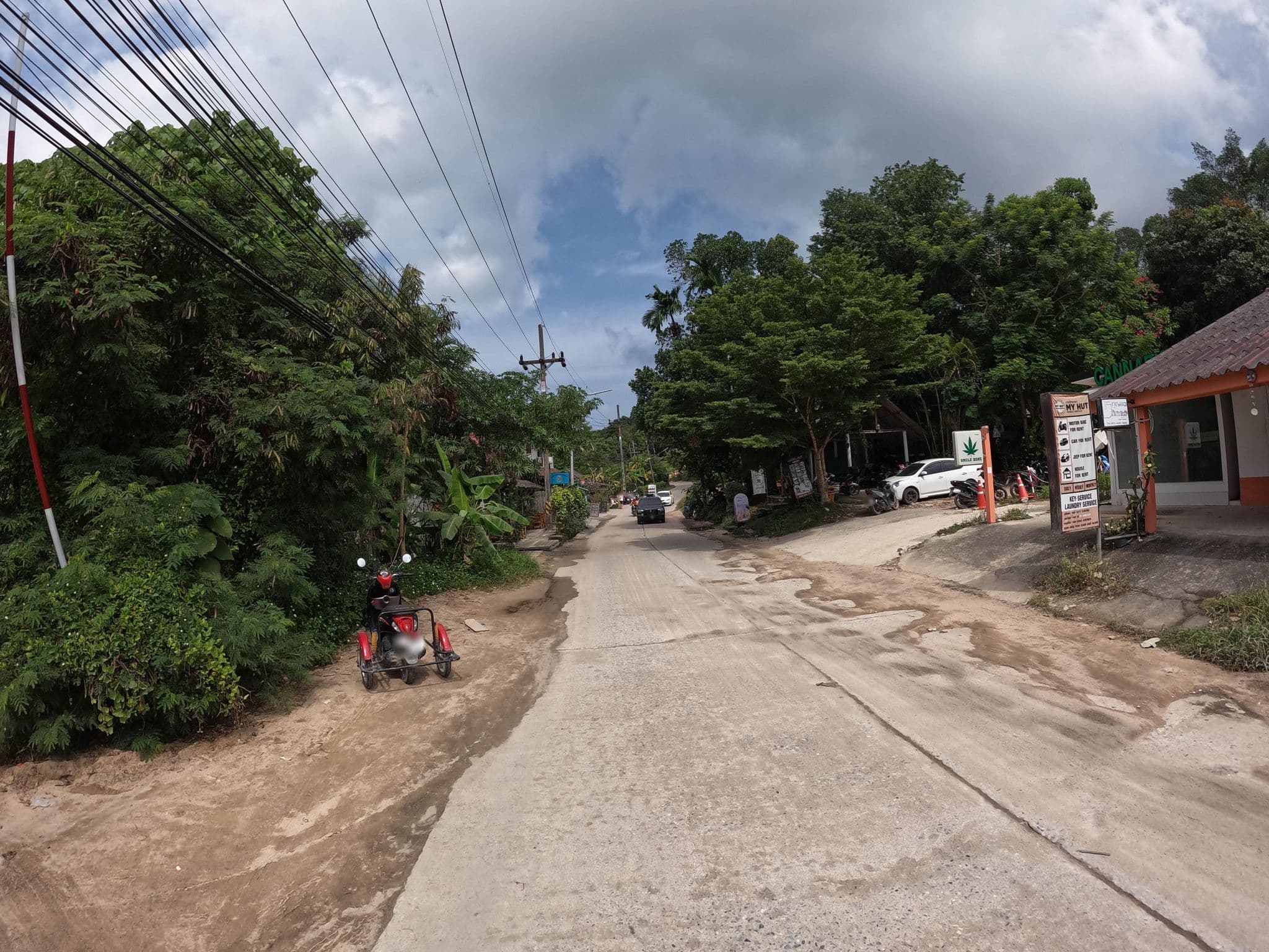 Street view near Baan Haad Chao Phao, Ko Pha Ngan